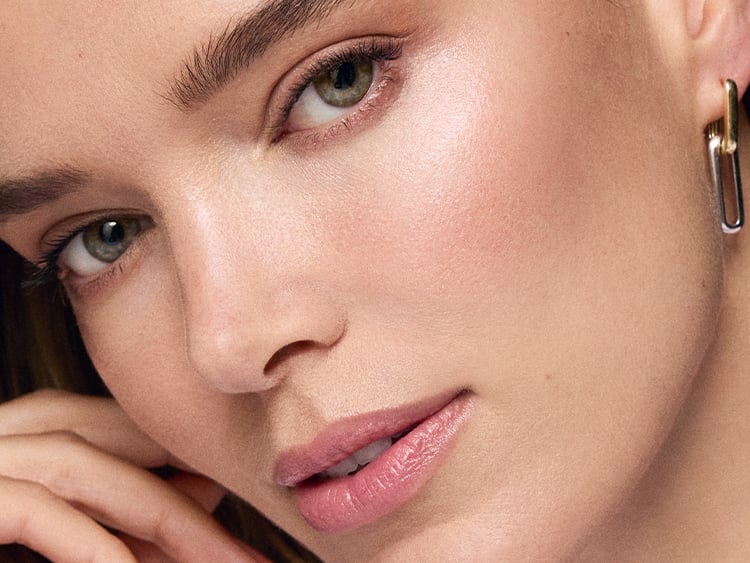 How to Master the “No-Makeup Makeup” Look & Natural Glowy Skin