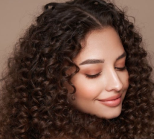 A model with a curly hair