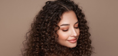 A model with a curly hair