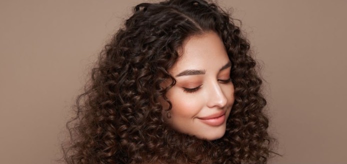 A model with a curly hair