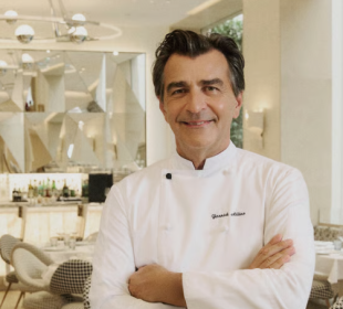 a picture of chef Yannick Alléno